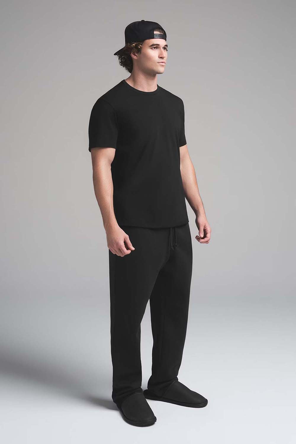 תמונת כל הלוק של T-SHIRT